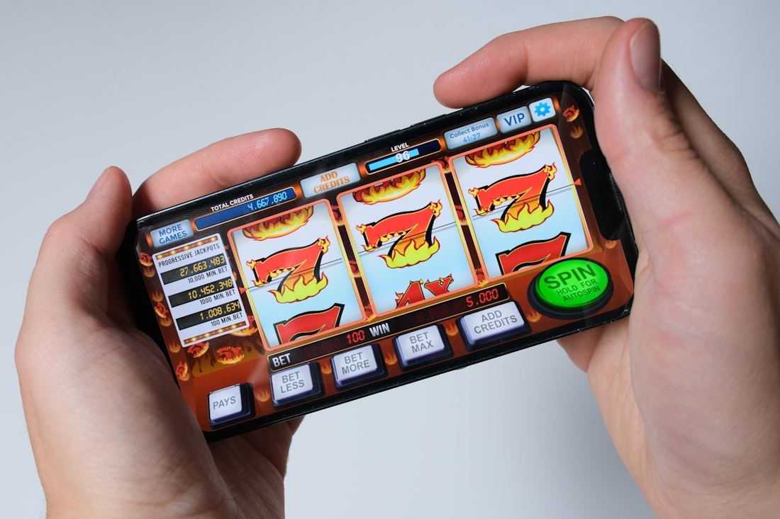 Seseorang memainkan permainan slot pada ponsel pintar