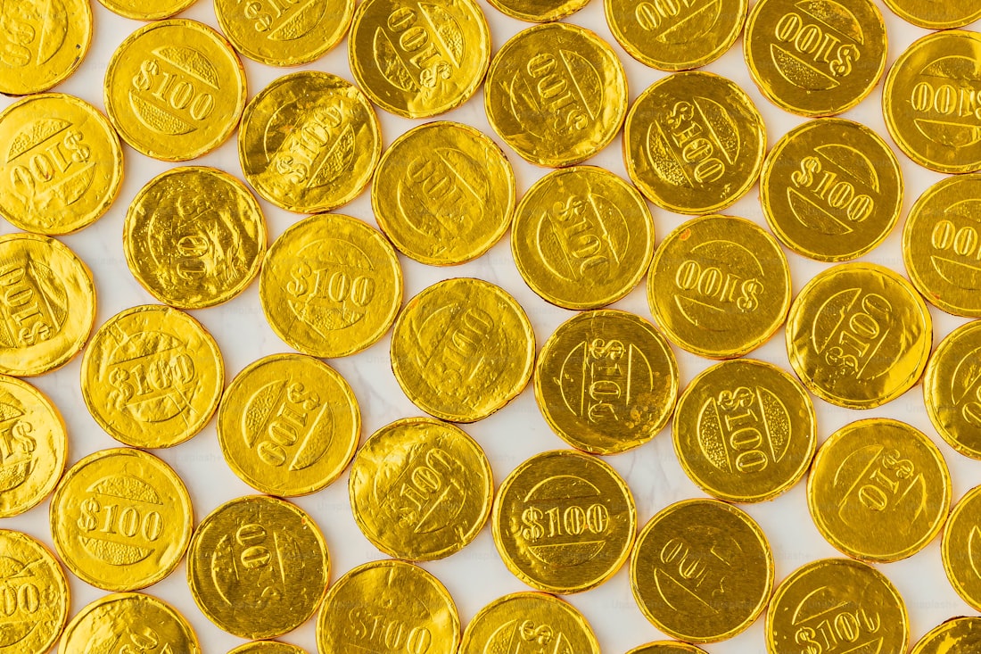 Tumpukan koin emas di atas meja untuk tema cashback mingguan