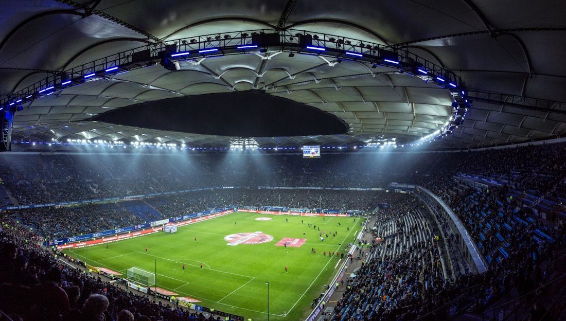 Stadion sepak bola dilihat dari tribun atas