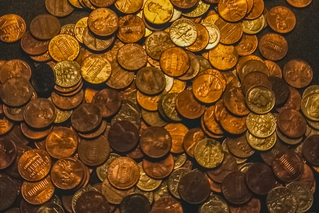 Tumpukan koin emas di atas kain hitam melambangkan bonus selamat datang